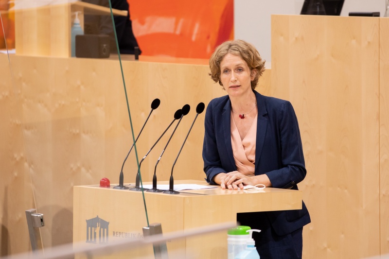 Am Rednerpult: Nationalratsabgeordnete Stephanie Krisper (NEOS)