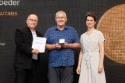 Von links: Klaus Lorbeer, Preisträger Alain Schroeder, Stephanie Harke