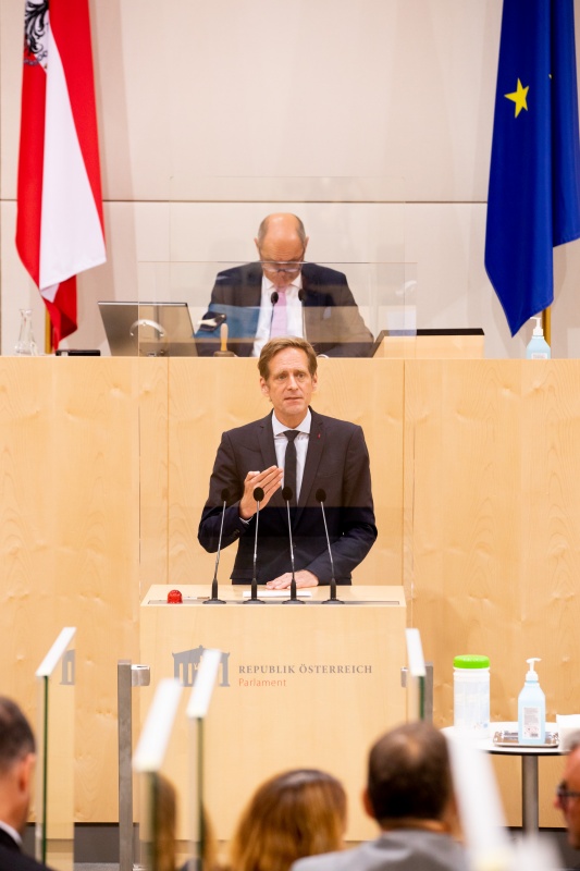 Am Rednerpult: Nationalratsabgeordneter Kai Jan Krainer (SPÖ)