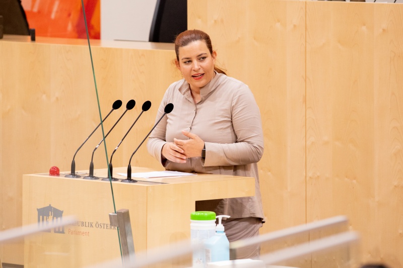 Am Rednerpult: Nationalratsabgeordnete Nina Tomaselli (GRÜNE)