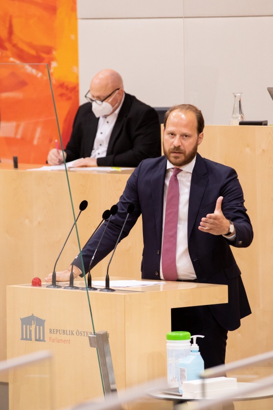 Am Rednerpult: Nationalratsabgeordneter Nikolaus Scherak (NEOS)