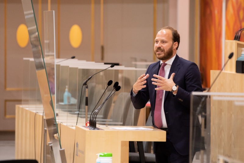 Am Rednerpult: Nationalratsabgeordneter Nikolaus Scherak (NEOS)
