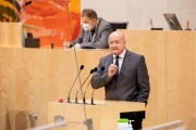 Am Rednerpult: Nationalratsabgeordneter Christian Stocker (ÖVP)