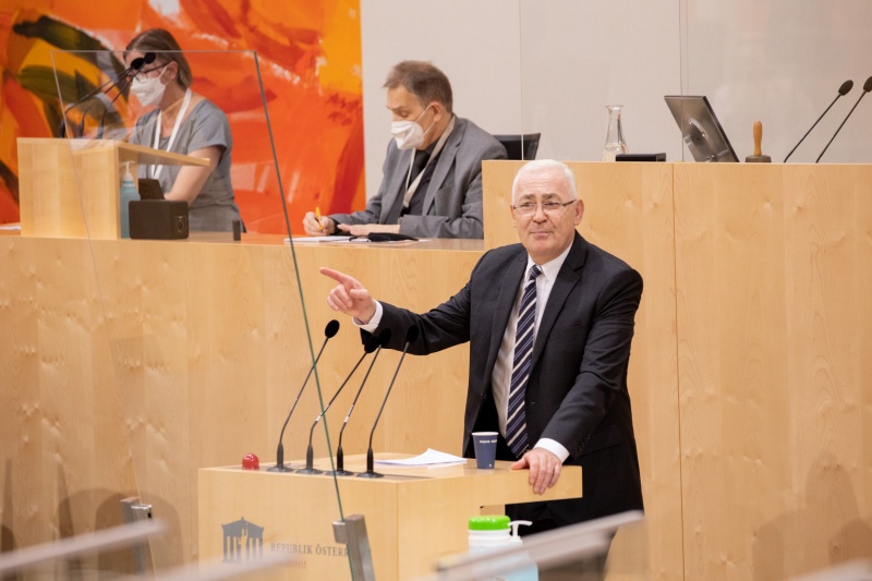 Am Rednerpult: Nationalratsabgeordneter Martin Graf (FPÖ)