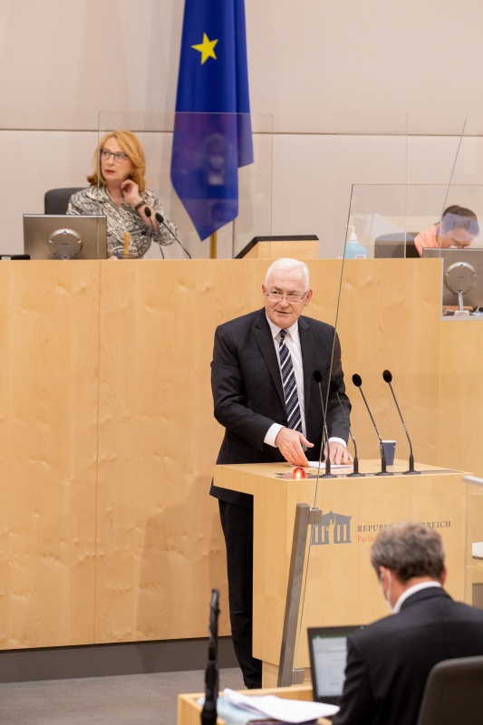 Am Rednerpult: Nationalratsabgeordneter Martin Graf (FPÖ)