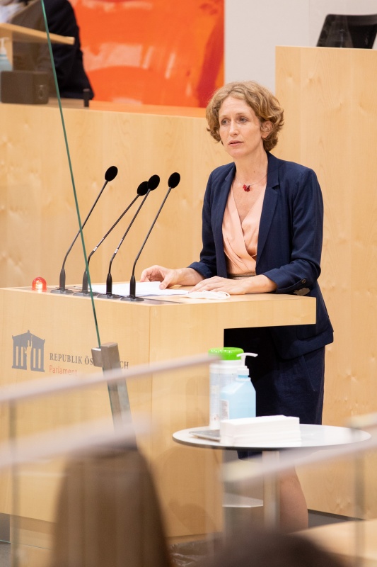 Am Rednerpult: Nationalratsabgeordnete Stephanie Krisper (NEOS)