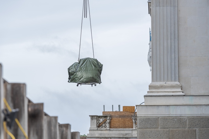 Verbringung des Adlerteile mittels Baukran