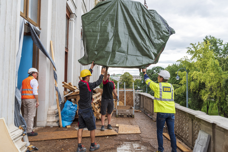 Verbringung des Adlerteile mittels Baukran