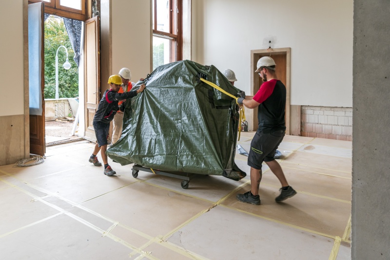 Transport der Adlerteile in den Nationalratssitzungssaal