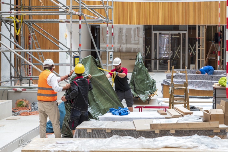 Transport der Adlerteile in den Nationalratssitzungssaal