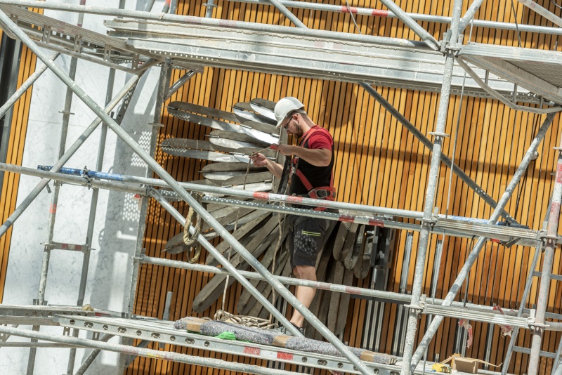 Linker Flügel des Adlers ist montiert