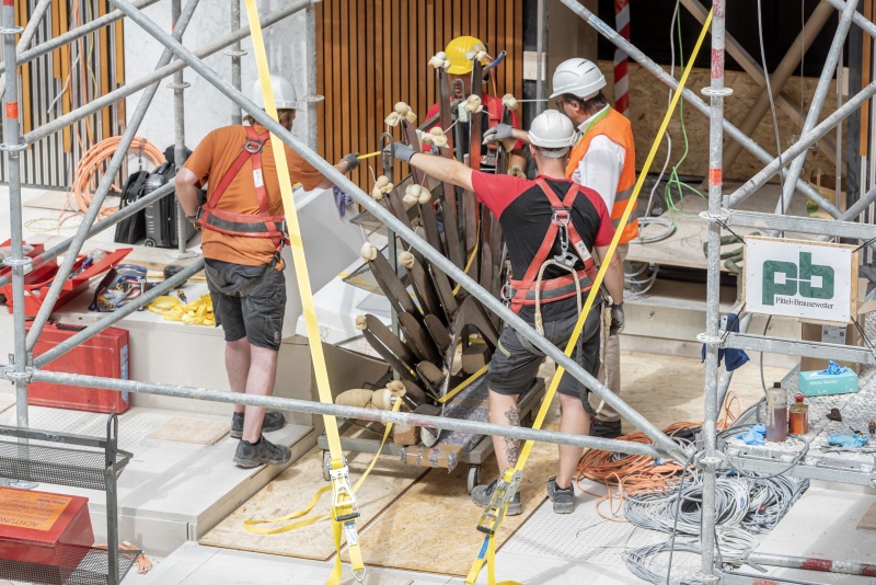 Vorbereitungsarbeiten zur Montage des rechten Adlerflügels