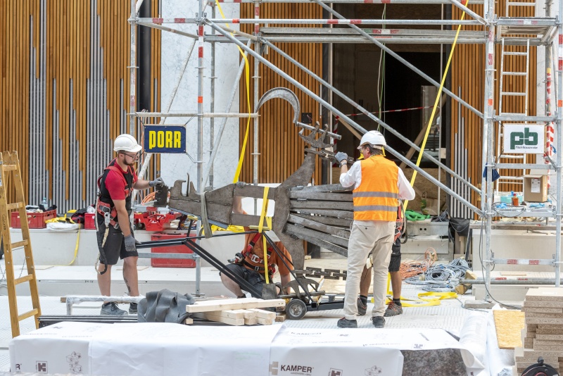 Vorbereitungsarbeiten zur Montage des Adlerkopfteiles