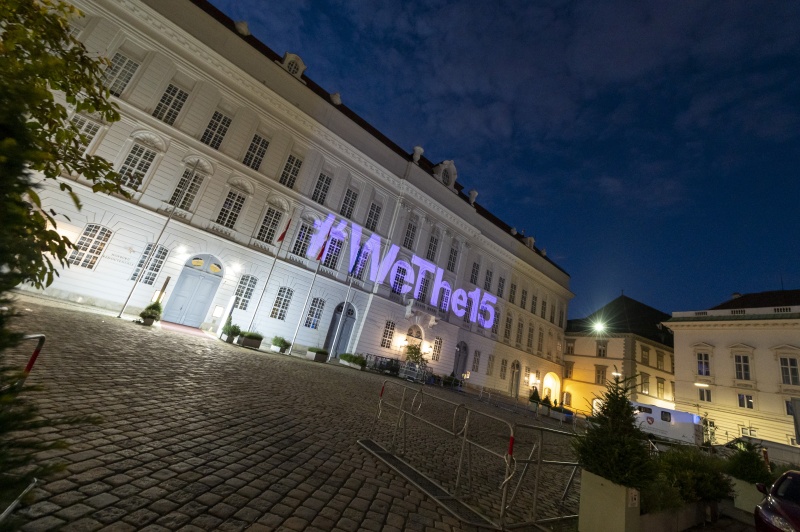 Violette Projektion '#WeThe15' auf der Fassade des Parlamentsgebäudes