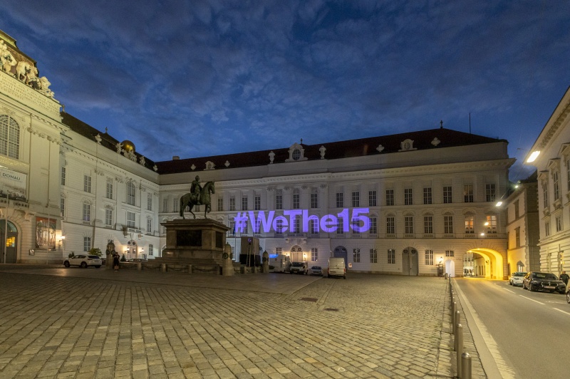 Violette Projektion '#WeThe15' auf der Fassade des Parlamentsgebäudes