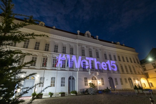 Violette Projektion '#WeThe15' auf der Fassade des Parlamentsgebäudes