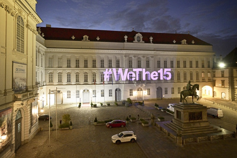 Violette Projektion '#WeThe15' auf der Fassade des Parlamentsgebäudes