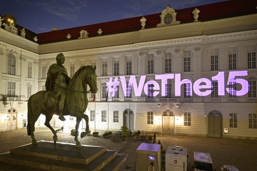 Violette Projektion '#WeThe15' auf der Fassade des Parlamentsgebäudes