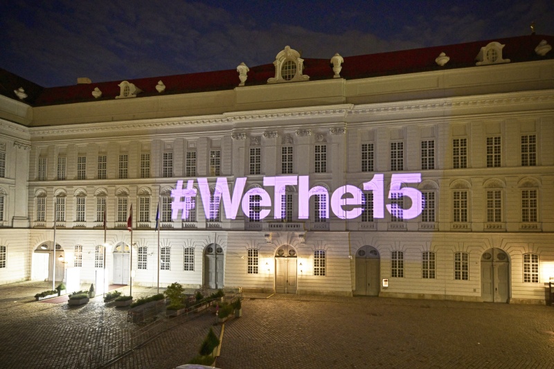 Violette Projektion '#WeThe15' auf der Fassade des Parlamentsgebäudes