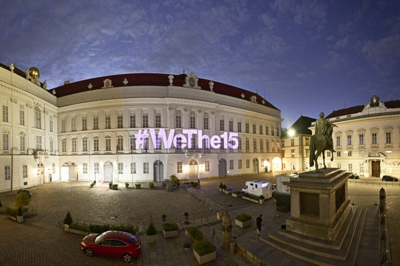 Violette Projektion '#WeThe15' auf der Fassade des Parlamentsgebäudes