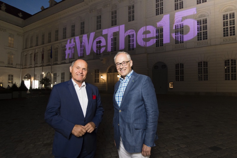 Von links: Nationalratspräsident Wolfgang Sobotka (ÖVP) präsentiert mit Essl Stiftung Vorstandsvorsitzendem Martin Essl die Violette Projektion '#WeThe15' an der Hofburg