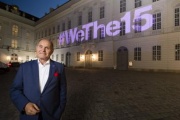Von links: Nationalratspräsident Wolfgang Sobotka (ÖVP) präsentiertl die Violette Projektion '#WeThe15' an der Hofburg