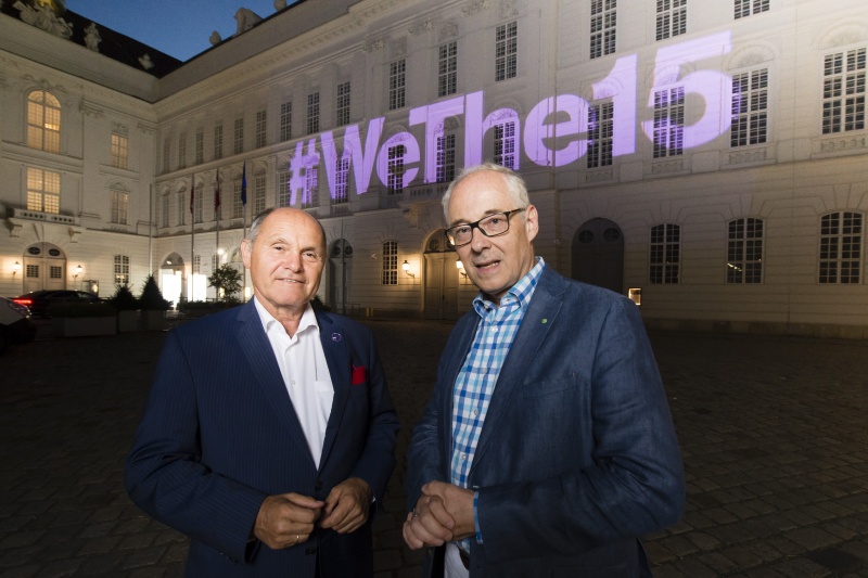 Von links: Nationalratspräsident Wolfgang Sobotka (ÖVP) präsentiert mit Essl Stiftung Vorstandsvorsitzendem Martin Essl die Violette Projektion '#WeThe15' an der Hofburg