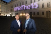 Von links: Nationalratspräsident Wolfgang Sobotka (ÖVP) präsentiert mit Essl Stiftung Vorstandsvorsitzendem Martin Essl die Violette Projektion '#WeThe15' an der Hofburg