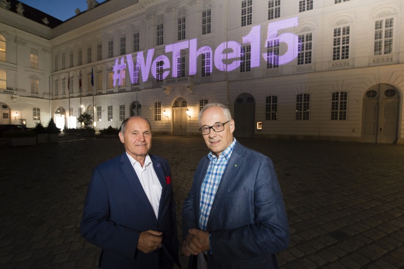 Von links: Nationalratspräsident Wolfgang Sobotka (ÖVP) präsentiert mit Essl Stiftung Vorstandsvorsitzendem Martin Essl die Violette Projektion '#WeThe15' an der Hofburg