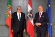 Fahnenfoto. Von rechts: Nationalratspräsidenten Wolfgang Sobotka (ÖVP), Präsident der Versammlung der Republik Portugal Eduardo Ferro Rodrigues