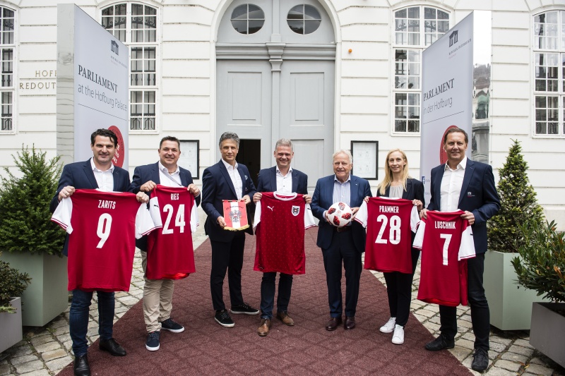 Von links: Die Nationalratsabgeordneten Christoph Zarits (ÖVP), Christian Ries (FPÖ), Rudolf Plessl (SPÖ), Andreas Hanger (ÖVP), ÖFB Präsident Leo Windtner, Nationalratsabgeordnete Agnes Sirkka Prammer (GRÜNE), NEOS Bundesgeschäftsführer Robert Luschnik

