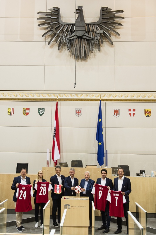 Von links: Die Nationalratsabgeordneter Christian Ries (FPÖ), Agnes Sirkka Prammer (GRÜNE), Rudolf Plessl (SPÖ), Andreas Hanger (ÖVP), ÖFB Präsident Leo Windtner, Nationalratsabgeordneter Christoph Zarits (ÖVP), NEOS Bundesgeschäftsführer Robert Luschnik