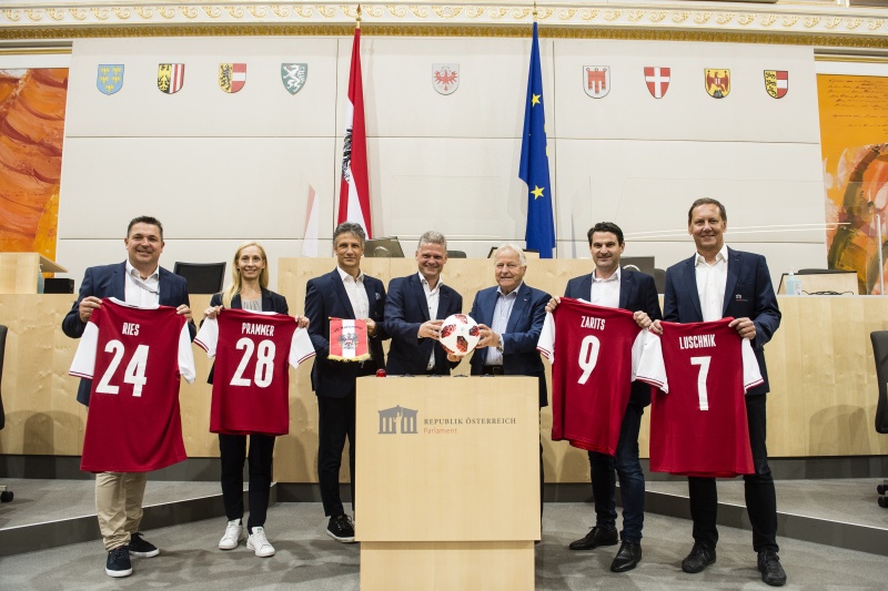 Von links: Die Nationalratsabgeordneter Christian Ries (FPÖ), Agnes Sirkka Prammer (GRÜNE), Rudolf Plessl (SPÖ), Andreas Hanger (ÖVP), ÖFB Präsident Leo Windtner, Nationalratsabgeordneter Christoph Zarits (ÖVP), NEOS Bundesgeschäftsführer Robert Luschnik