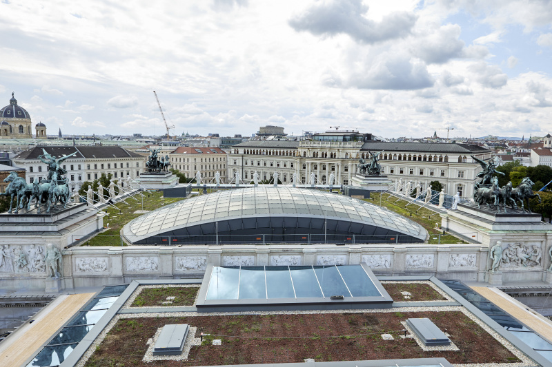 Blick vom Kran auf die neu errichtete Glaskuppel über dem NR-Saal mit Blick Richtung Justizpalast