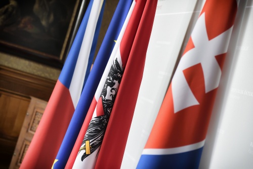 Flaggen von Tschechien, Österreich und der Slowakei im Schloss Grafenegg