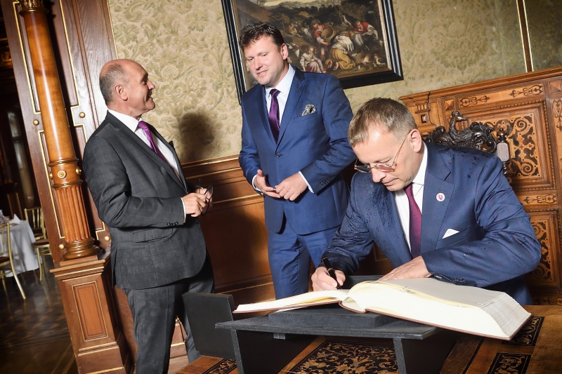 Eintrag ins Gästebuch, von links: Nationalratspräsident Wolfgang Sobotka (V), Präsidenten der tschechischen Abgeordnetenkammer Radek Vondracek, Präsident des slowakischen Nationalrates Boris Kollár