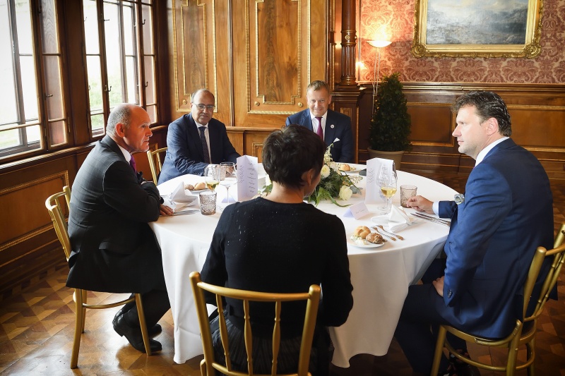 Aussprache. Von links: Nationalratspräsident Wolfgang Sobotka (V), Dolmetscher, Präsident des slowakischen Nationalrates Boris Kollár, Präsident der tschechischen Abgeordnetenkammer Radek Vondracek, Dolmetscherin