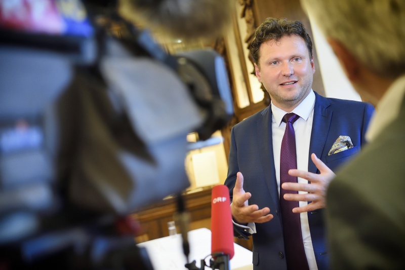 Präsident der tschechischen Abgeordnetenkammer Radek Vondracek beim Interview