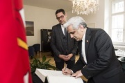 Eintragung ins Gästebuch des Bundesrat. Von rechts: Iranischer Botschafter Abbas Bagherpour Ardekani, Bundesratspräsident Peter Raggl (ÖVP)