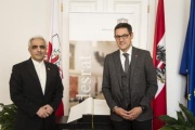 Fahnenfoto. Von rechts: Bundesratspräsident Peter Raggl (ÖVP),  iranischer Botschafter Abbas Bagherpour Ardekani