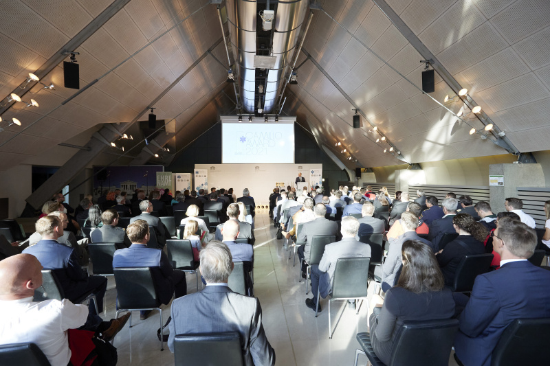 Eröffnungsworte von Nationalratspräsident Wolfgang Sobotka (ÖVP). Blick Richtung VeranstaltungsteilnehmerInnen