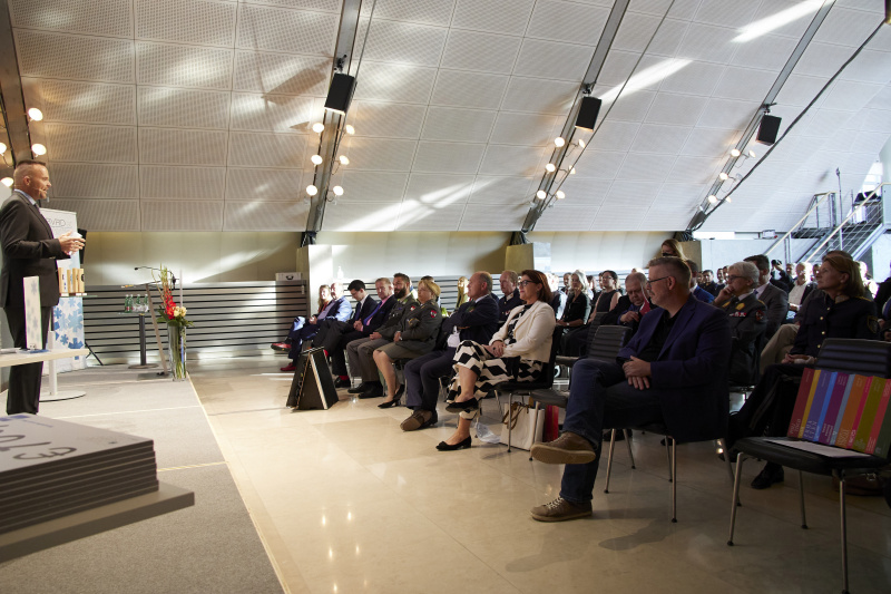 Moderation durch Markus Voglauer ORF Journalist. Blick Richtung VeranstaltungsteilnehmerInnen