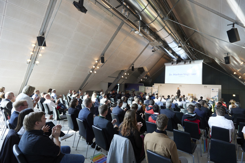 Modertion durch Markus Voglauer ORF Journalist. Blick Richtung VeranstaltungsteilnehmerInnen