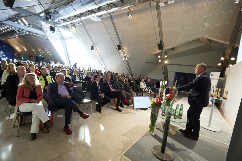 Eröffnungsworte von Nationalratspräsident Wolfgang Sobotka (ÖVP). Blick Richtung VeranstaltungsteilnehmerInnen