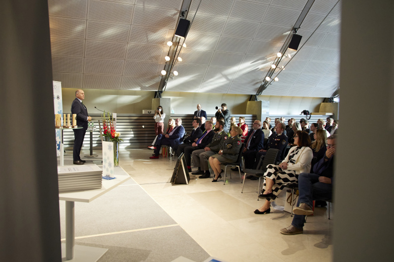 Eröffnungsworte von Nationalratspräsident Wolfgang Sobotka (ÖVP). Blick Richtung VeranstaltungsteilnehmerInnen