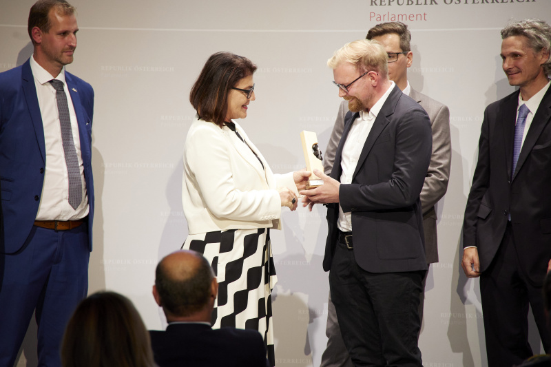 Übergabe Camillo Award von Alexandra Tanda Medi Trans an Christoph Grein ASBÖ Ebreichsdorf