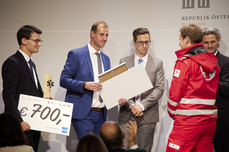 Übergabe Camillo Award an Michael Eichlseder Bezirkstelle Graz Stadt, Manuel Schaber ÖRK Innsbruck