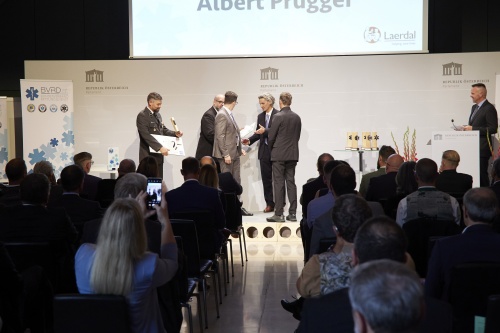 Übergabe Camillo Award an Armin Laiminger Rotes Kreuz Tirol, Albert Api Prugger Rettungsdienst Ortsstelle Ramsau
