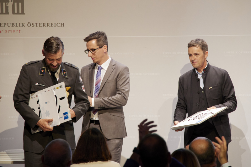 Übergabe Camillo Award an Armin Laiminger Rotes Kreuz Tirol, Albert Api Prugger Rettungsdienst Ortsstelle Ramsau