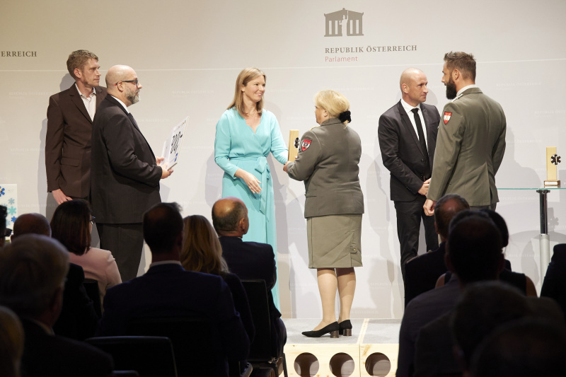 Übergabe Camillo Award an Georg Schallegger StWm, JGB 25, Johannes Kouba STWM Jagdkomando